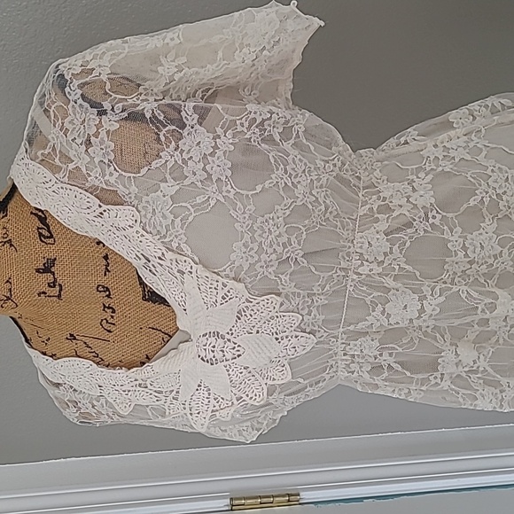 Wet Seal Cream Lace V-Neck Peplum Blouse - Picture 3 of 8